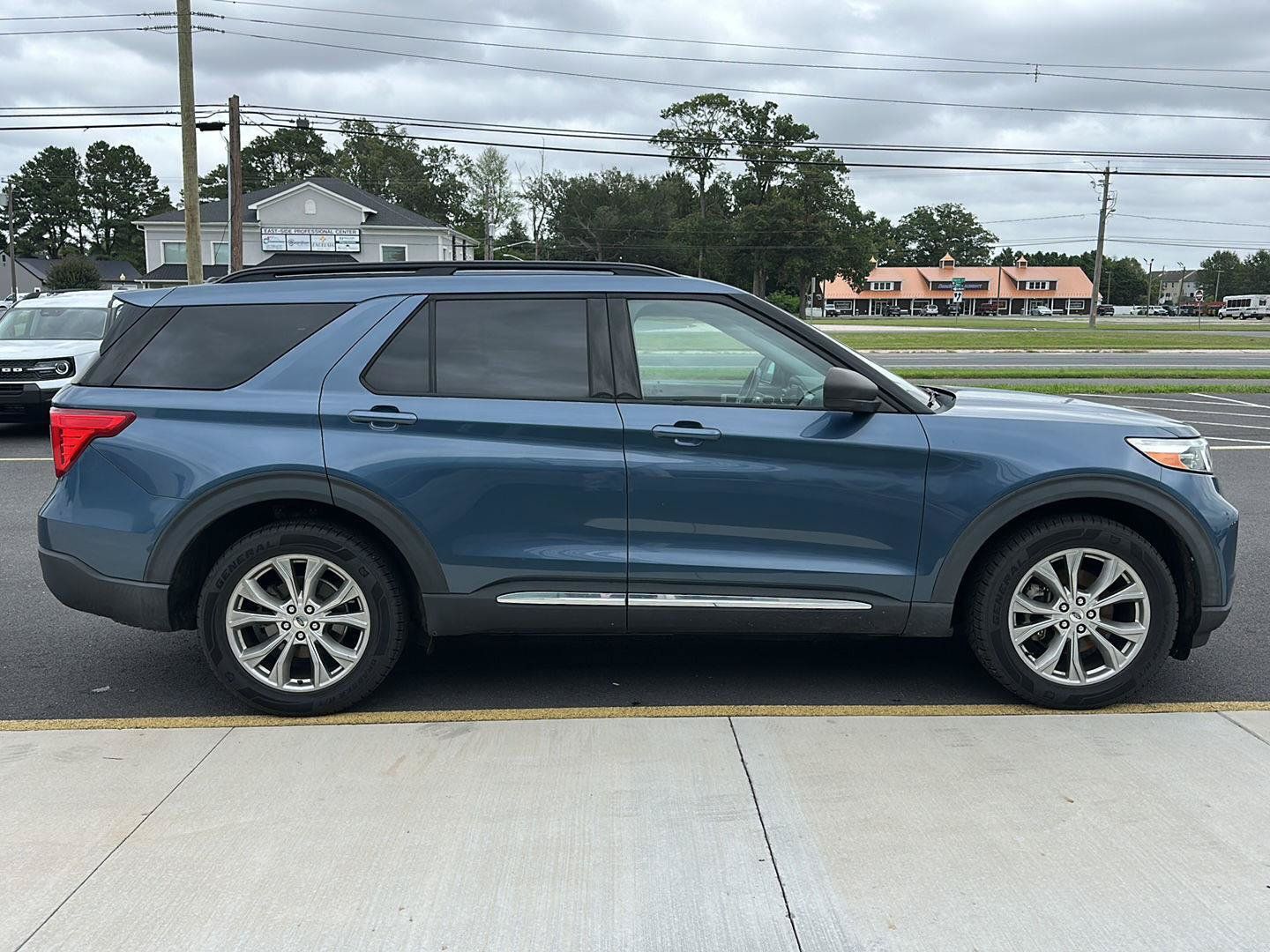 Used 2020 Ford Explorer XLT w/ Equipment Group 202A AWD/4WD image 4