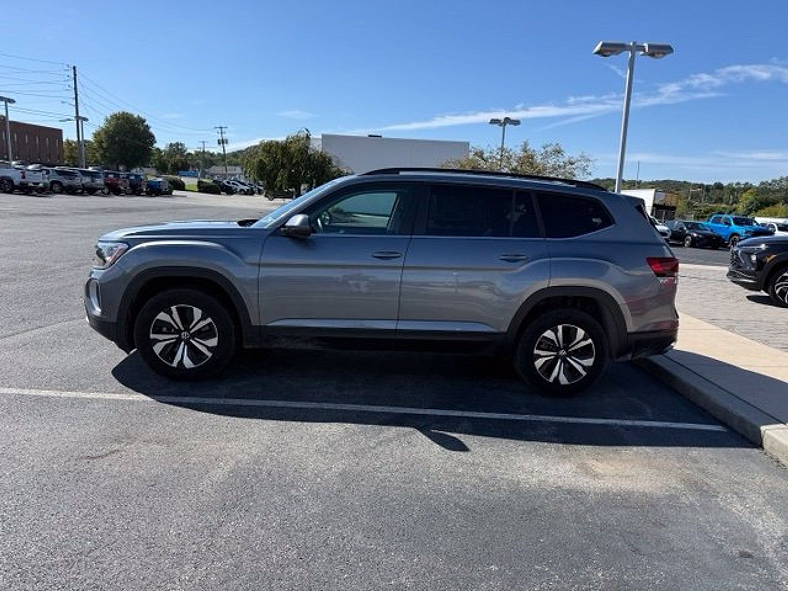 Used 2024 Volkswagen Atlas SE AWD/4WD image 5