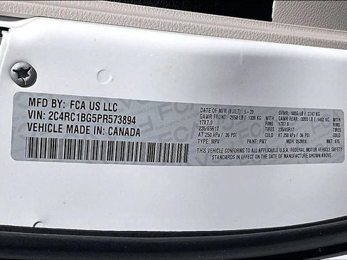 Used 2023 Chrysler Pacifica Touring-L FWD image 18