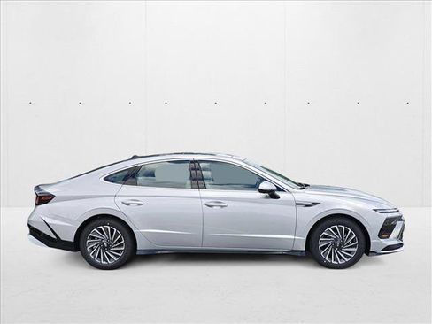 New 2025 Hyundai Sonata Limited image 8