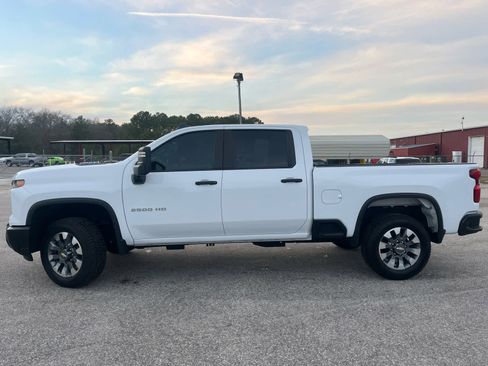 Used 2024 Chevrolet Silverado 2500 Custom w/ Custom Convenience Package image 4
