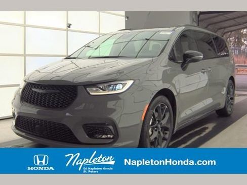 Used 2025 Chrysler Pacifica Limited image 1