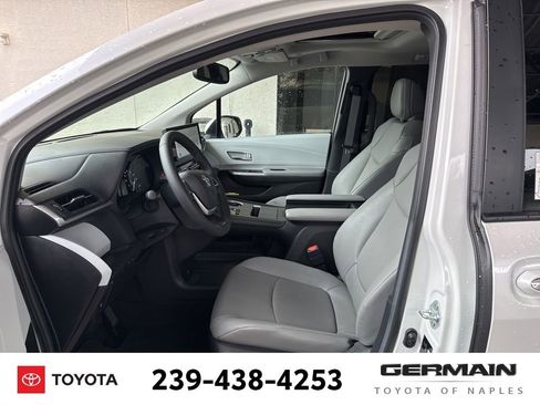 Used 2025 Toyota Sienna XLE image 15