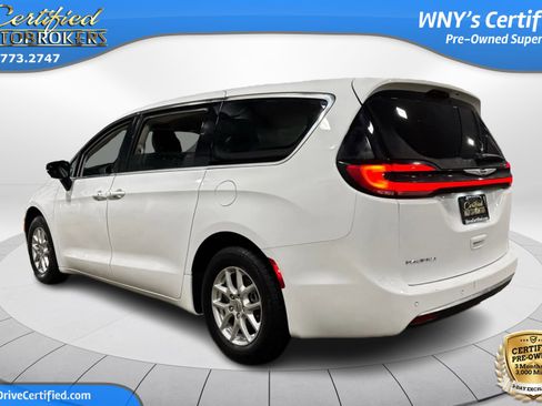 Used 2024 Chrysler Pacifica Touring-L FWD image 8