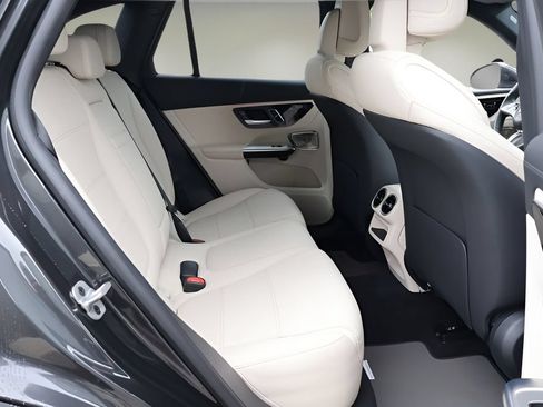 Used 2023 Mercedes-Benz GLC 300 image 17