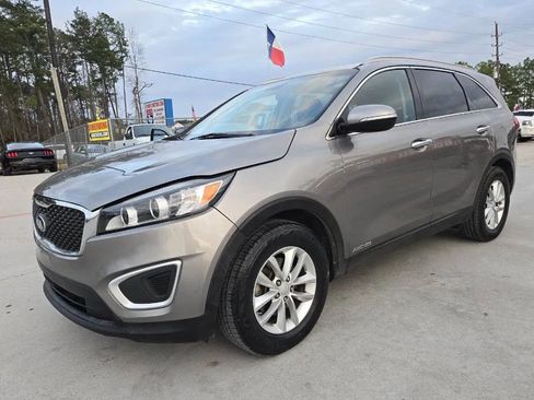Used 2017 Kia Sorento LX image 3
