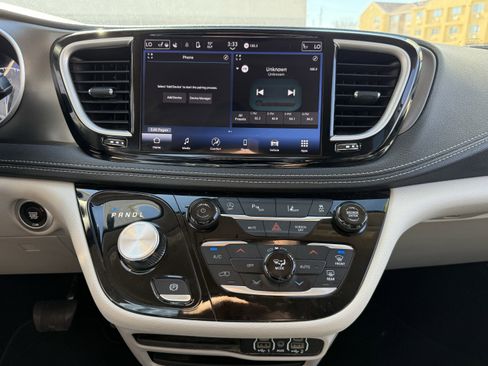 Used 2024 Chrysler Pacifica Touring-L FWD image 18