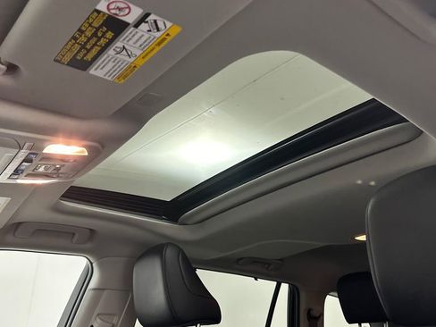 Used 2020 Toyota Highlander XLE AWD/4WD image 19