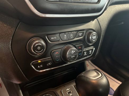 Used 2021 Jeep Cherokee Latitude Lux w/ Comfort/Convenience Group AWD/4WD image 30