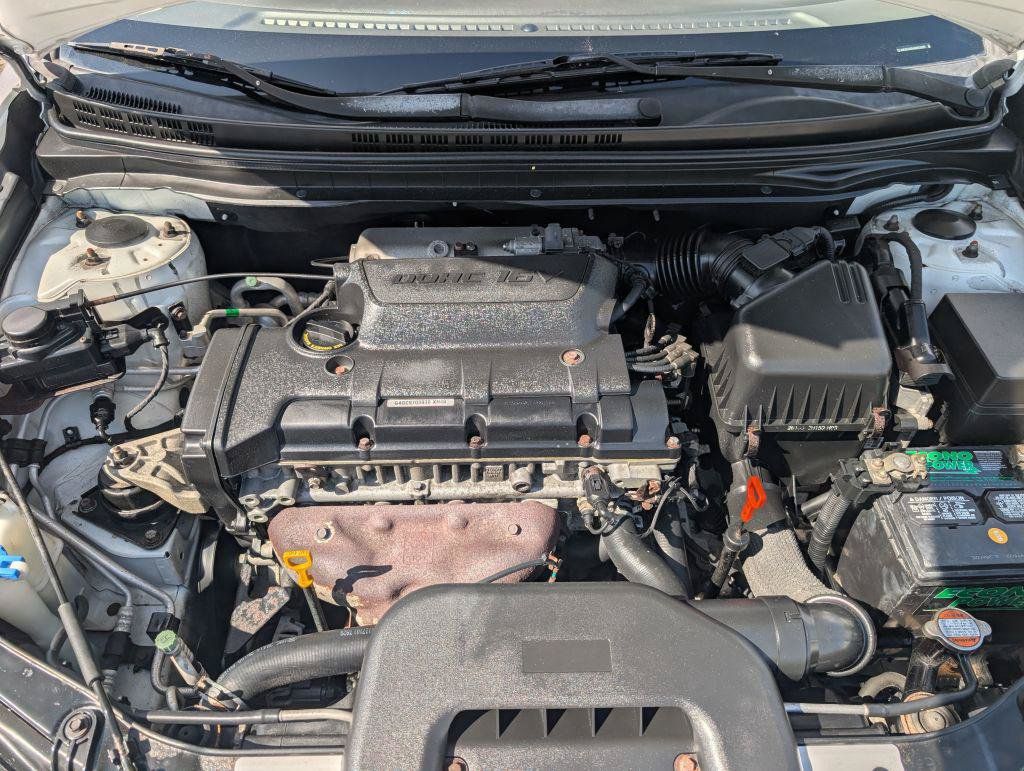 Used 2010 Hyundai Elantra GLS FWD image 16