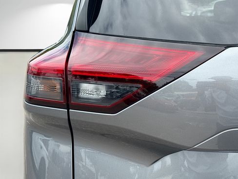 Used 2023 Nissan Rogue SV AWD/4WD image 10
