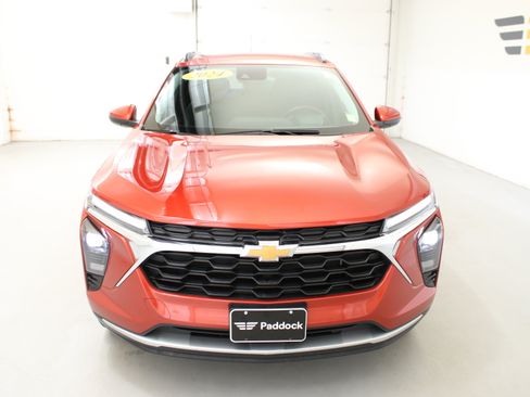 Used 2024 Chevrolet Trax LT w/ Driver Confidence Package FWD image 2