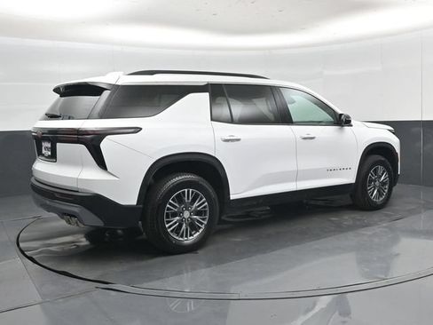 Used 2026 Chevrolet Traverse LT FWD image 3
