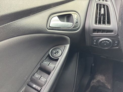 Used 2016 Ford Focus SE FWD image 12