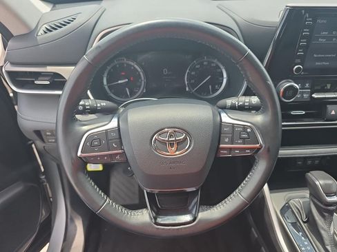 Used 2021 Toyota Highlander XLE FWD image 10