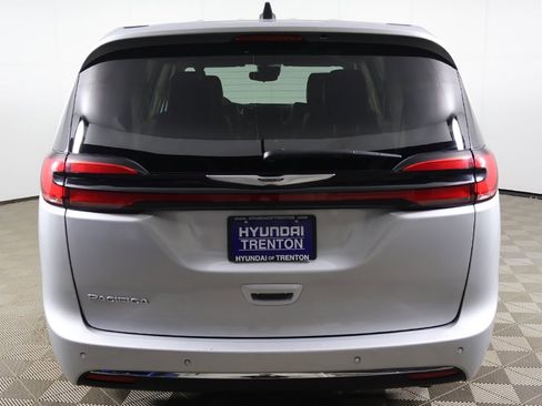 Used 2024 Chrysler Pacifica Touring-L image 13