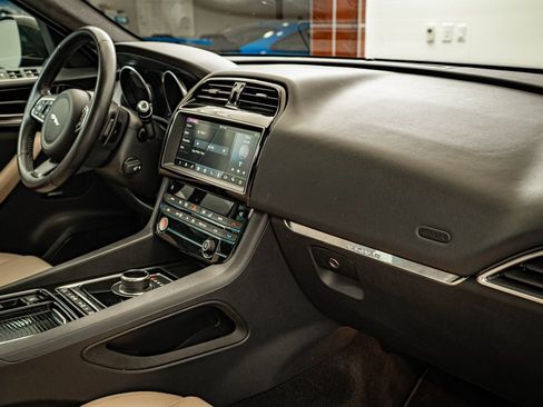 Used 2020 Jaguar F-PACE Premium image 22