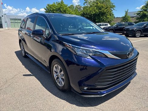 Used 2026 Toyota Sienna XLE FWD image 14
