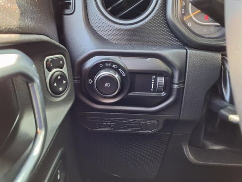 Used 2025 Jeep Wrangler Unlimited Rubicon AWD/4WD image 17