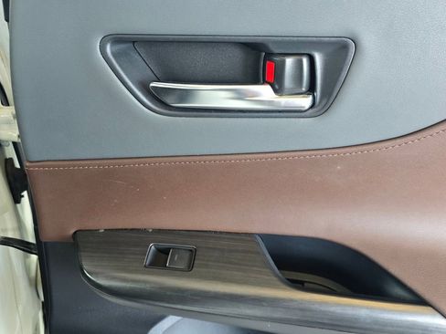 Used 2021 Toyota Venza Limited image 12