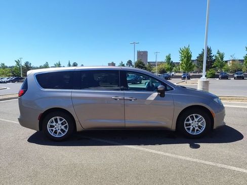 Used 2017 Chrysler Pacifica LX FWD image 2