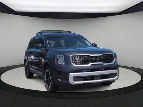 Used 2025 Kia Telluride EX w/ EX Captain's Chair Package AWD/4WD image 2