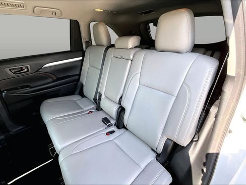 Used 2018 Toyota Highlander Plus FWD image 18