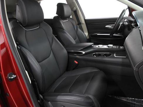 Certified 2022 Genesis GV70 2.5T image 18