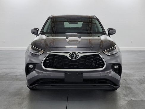 Used 2022 Toyota Highlander XLE AWD/4WD image 3