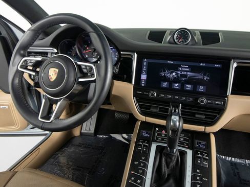 Certified 2019 Porsche Macan AWD/4WD image 32