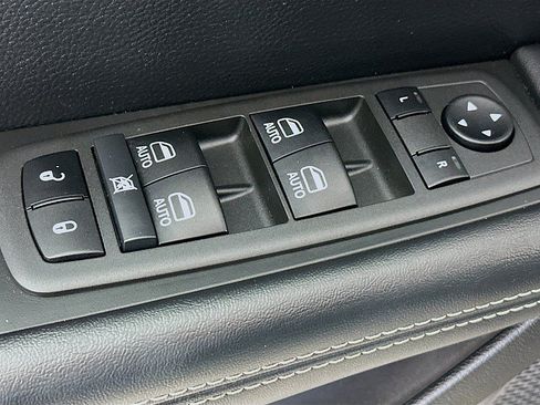 Used 2021 Chrysler Pacifica Touring-L w/ Uconnect Theater Family Group AWD/4WD image 18