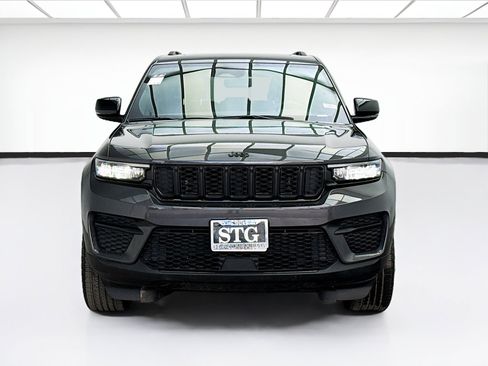 Used 2023 Jeep Grand Cherokee Altitude AWD/4WD image 2