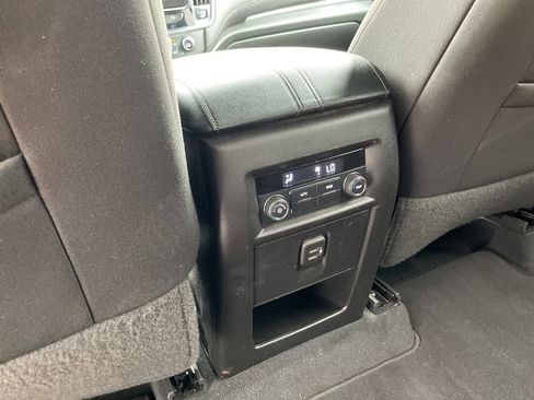 Used 2022 Chevrolet Traverse LT FWD image 37