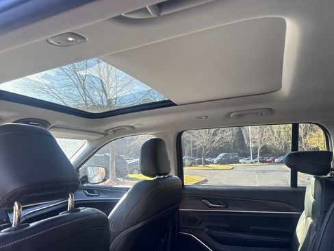 Used 2022 Jeep Grand Cherokee L Limited w/ Black Appearance Package image 11