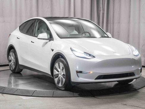 Used 2023 Tesla Model Y AWD image 5