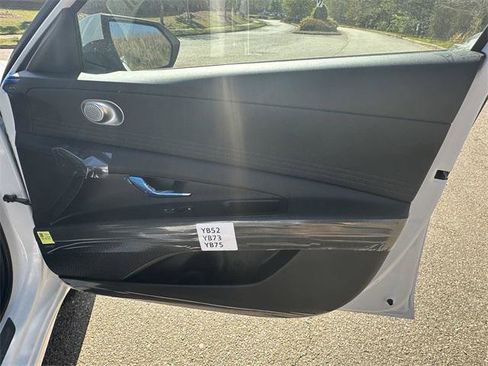 New 2025 Hyundai Elantra Limited image 14