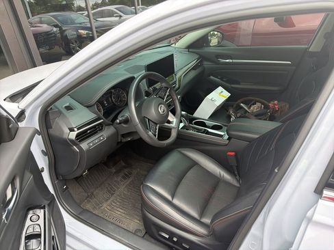 Used 2024 Nissan Altima 2.5 SR w/ SR Premium Package FWD image 4