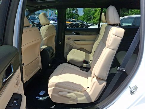 New 2026 Jeep Grand Cherokee L Limited w/ Luxury Tech Group II AWD/4WD image 6