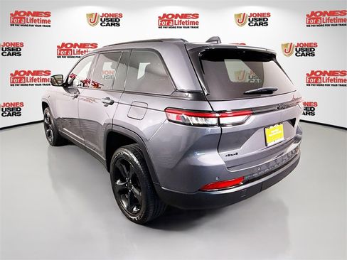 Used 2023 Jeep Grand Cherokee Altitude image 2
