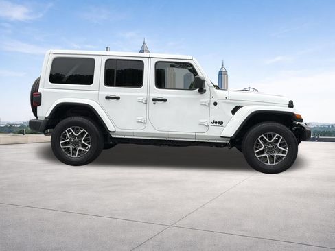 Used 2025 Jeep Wrangler Unlimited Sahara AWD/4WD image 29
