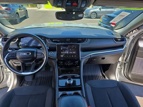 Used 2023 Jeep Grand Cherokee L Laredo image 13