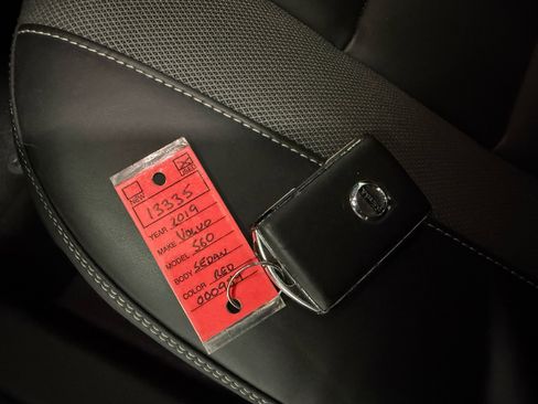 Used 2019 Volvo S60 T6 R-Design image 34