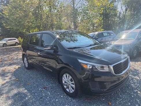 Used 2016 Kia Sedona L image 3