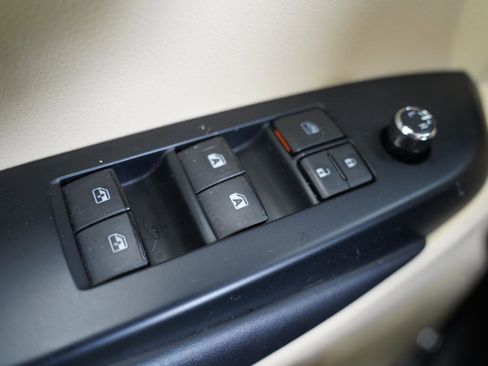 Used 2019 Toyota Highlander XLE image 26