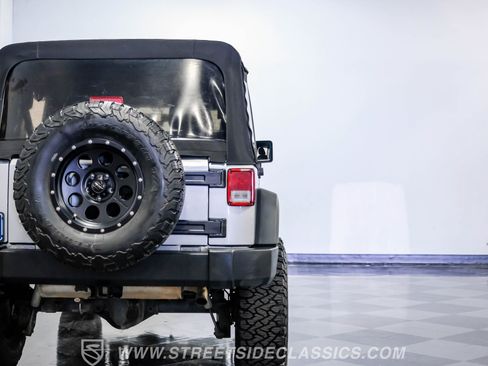 Used 2015 Jeep Wrangler Unlimited Rubicon w/ Connectivity Group image 28