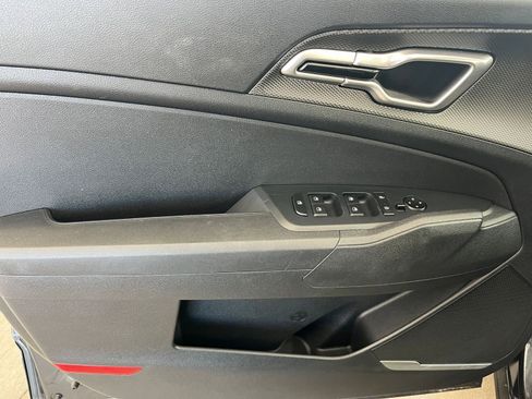 Used 2025 Kia Sportage LX image 18