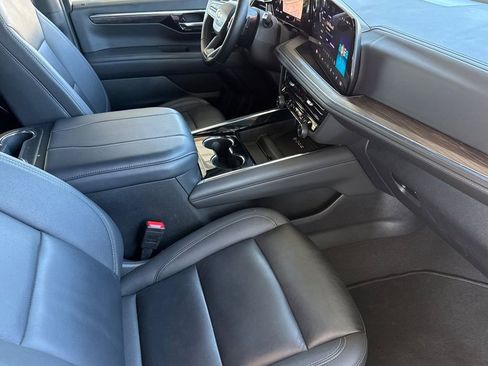 Used 2025 Chevrolet Suburban LT AWD/4WD image 25