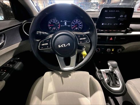 Used 2022 Kia Forte LXS w/ LXS Technology Package FWD image 5