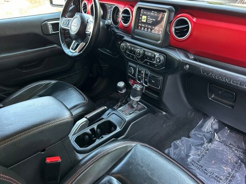 Used 2021 Jeep Wrangler Unlimited Rubicon w/ Cold Weather Group AWD/4WD image 18