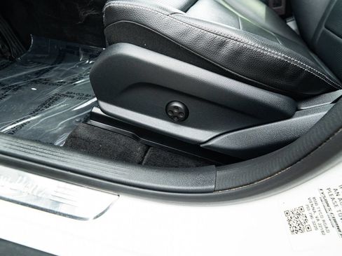 Used 2019 Mercedes-Benz GLC 300 4MATIC w/ Premium Package image 35